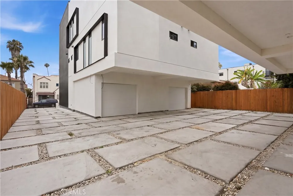 1428 S Cloverdale Avenue Los Angeles, CA 90019