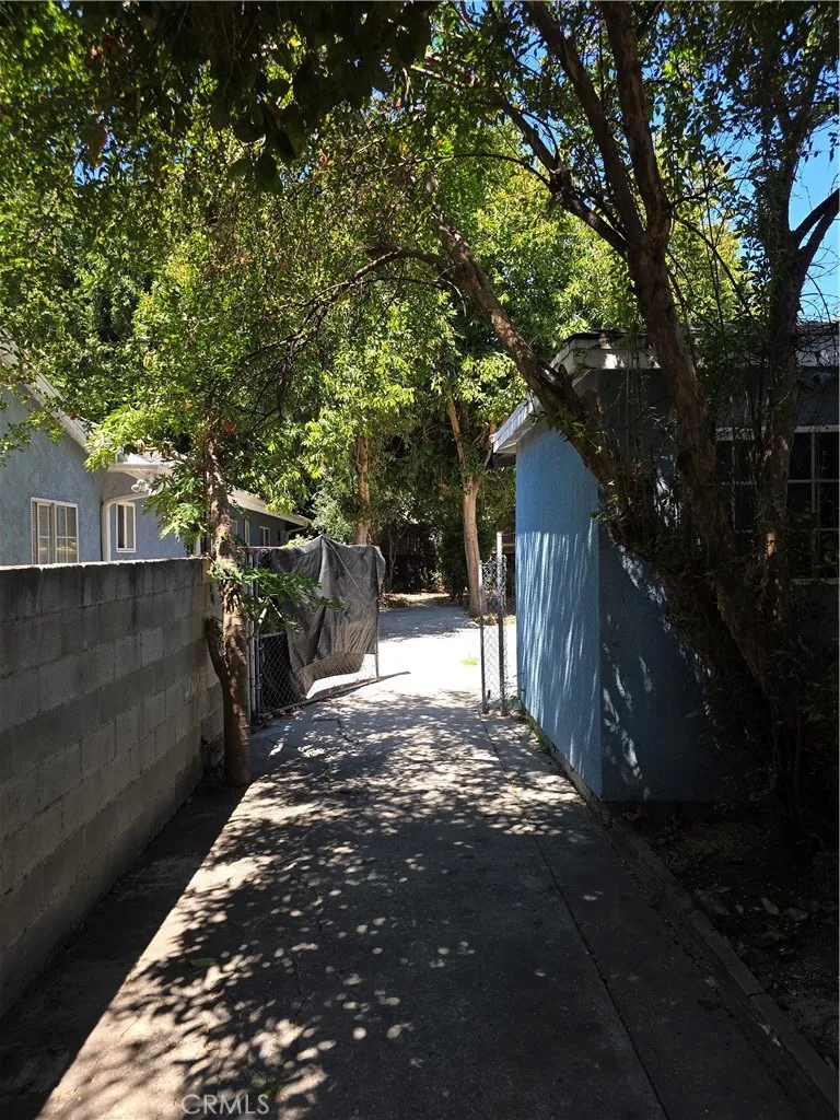 7249 Loma Verde Ave. Canoga Park, CA 91303