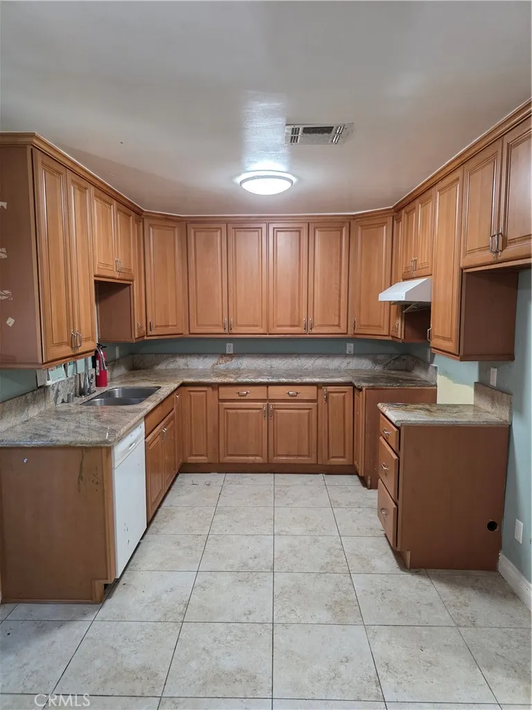 7249 Loma Verde Ave. Canoga Park, CA 91303