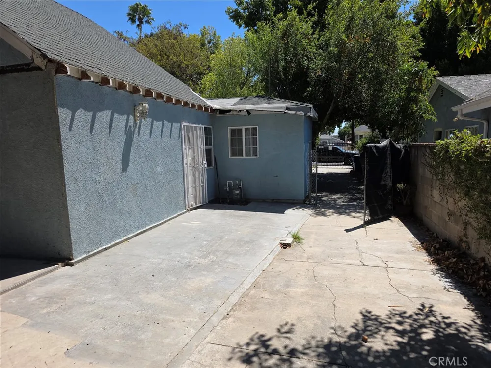 7249 Loma Verde Ave. Canoga Park, CA 91303