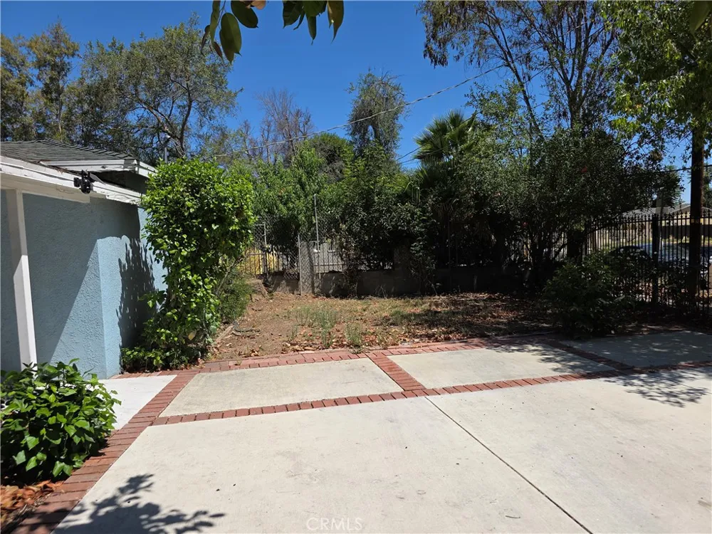 7249 Loma Verde Ave. Canoga Park, CA 91303