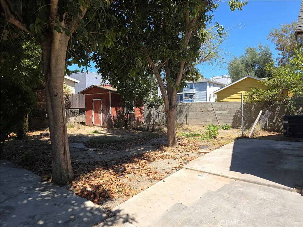 7249 Loma Verde Ave. Canoga Park, CA 91303