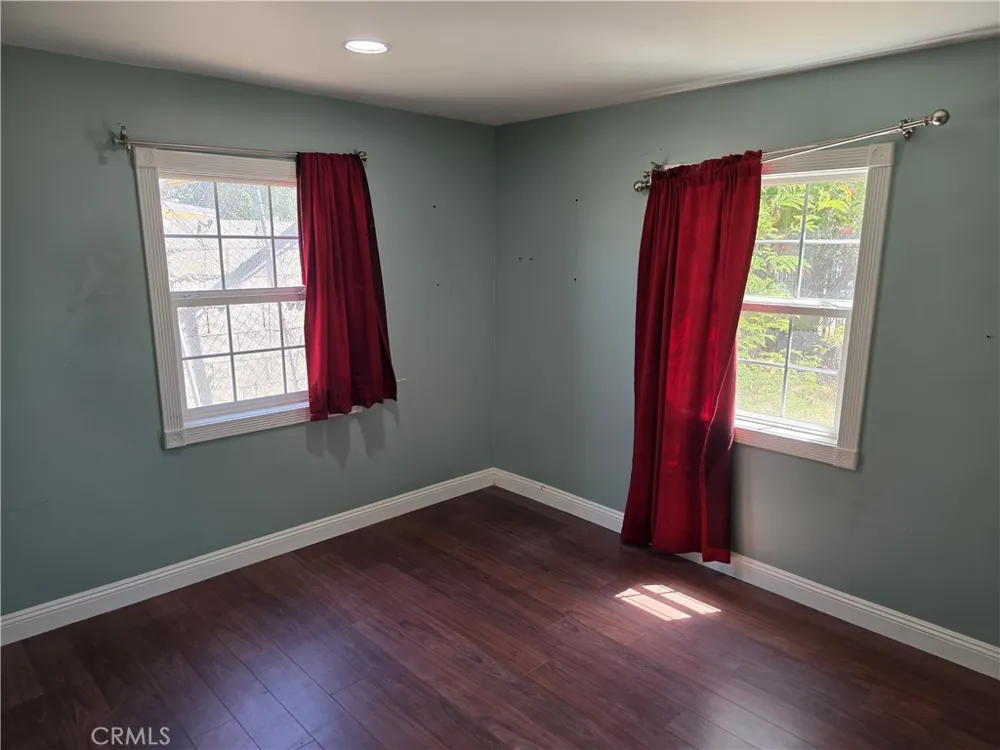 7249 Loma Verde Ave. Canoga Park, CA 91303