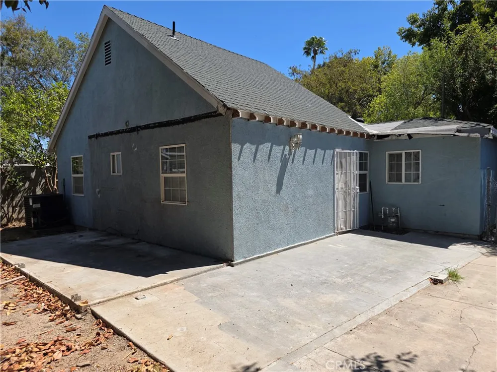 7249 Loma Verde Ave. Canoga Park, CA 91303