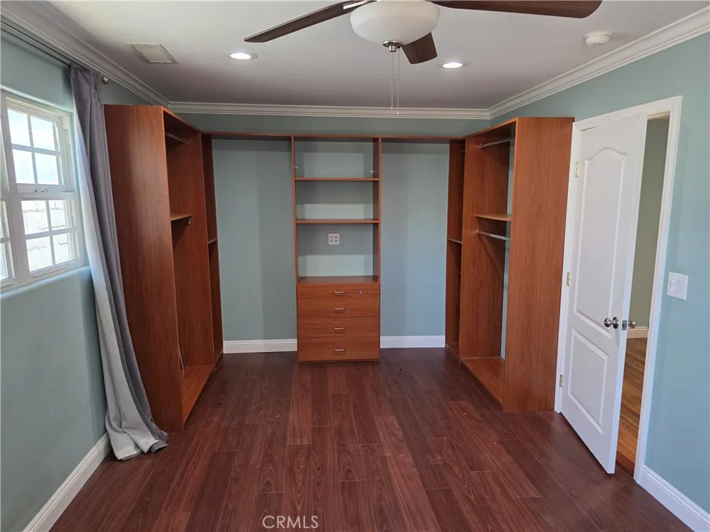 7249 Loma Verde Ave. Canoga Park, CA 91303