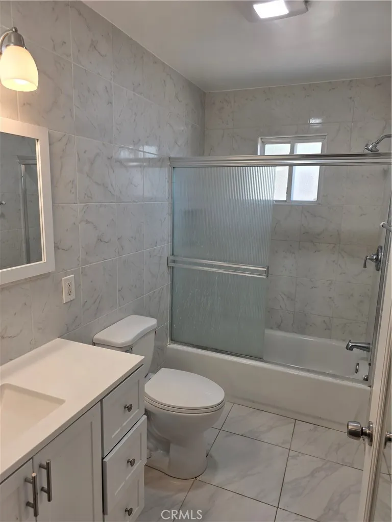 7249 Loma Verde Ave. Canoga Park, CA 91303