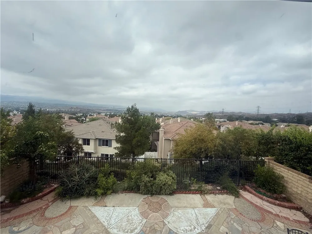 28007 Alta Vista Valencia, CA 91355