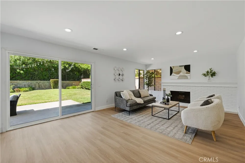 29033 Hollow Oak Court Agoura Hills, CA 91301
