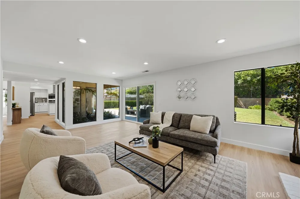 29033 Hollow Oak Court Agoura Hills, CA 91301
