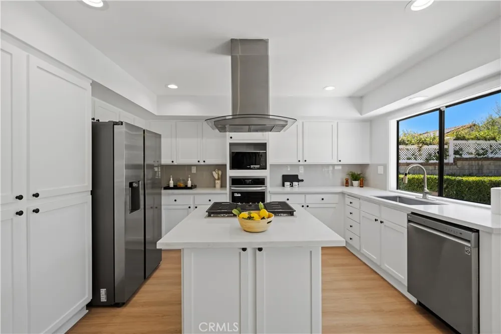 29033 Hollow Oak Court Agoura Hills, CA 91301