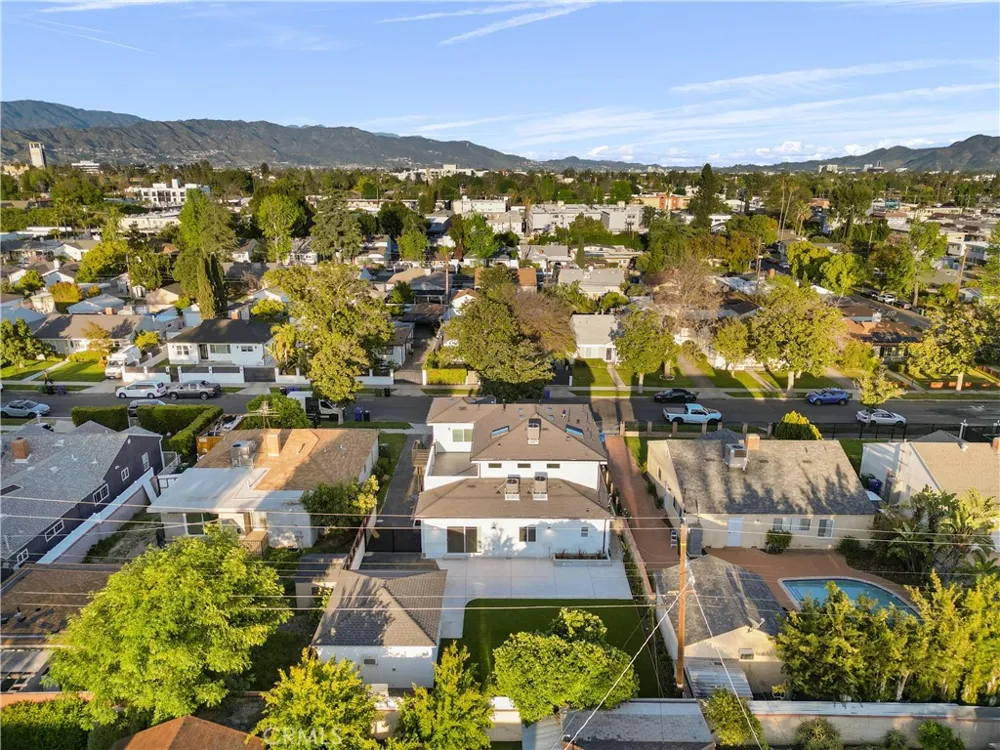 6051 Teesdale Avenue Valley Glen, CA 91606