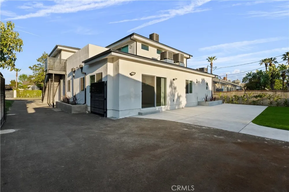 6051 Teesdale Avenue Valley Glen, CA 91606