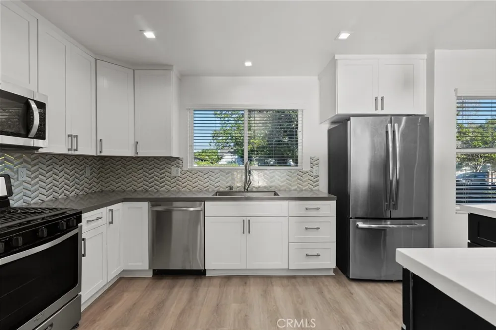 6051 Teesdale Avenue Valley Glen, CA 91606