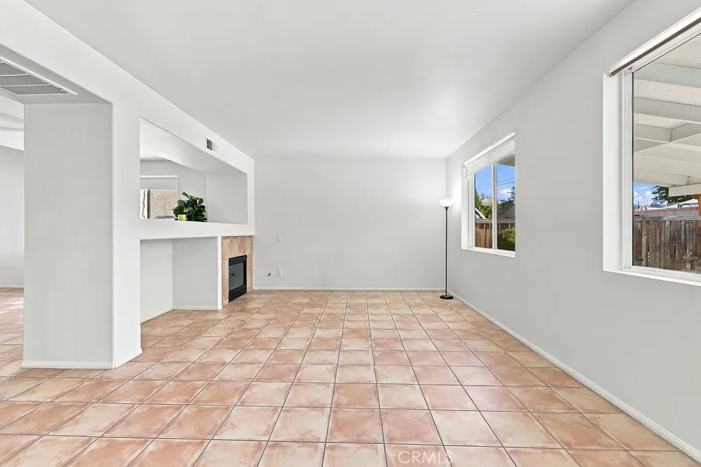 38519 37th E Palmdale, CA 93550