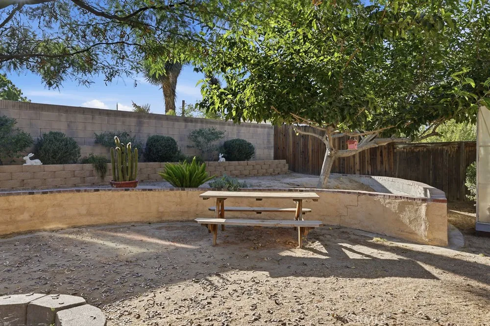38519 37th E Palmdale, CA 93550