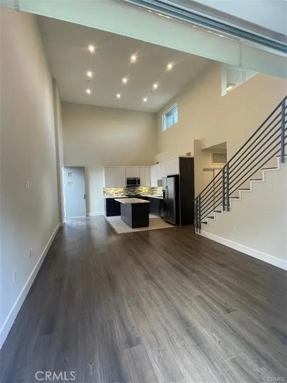 6445 Woodley Avenue #204 Lake Balboa, CA 91406