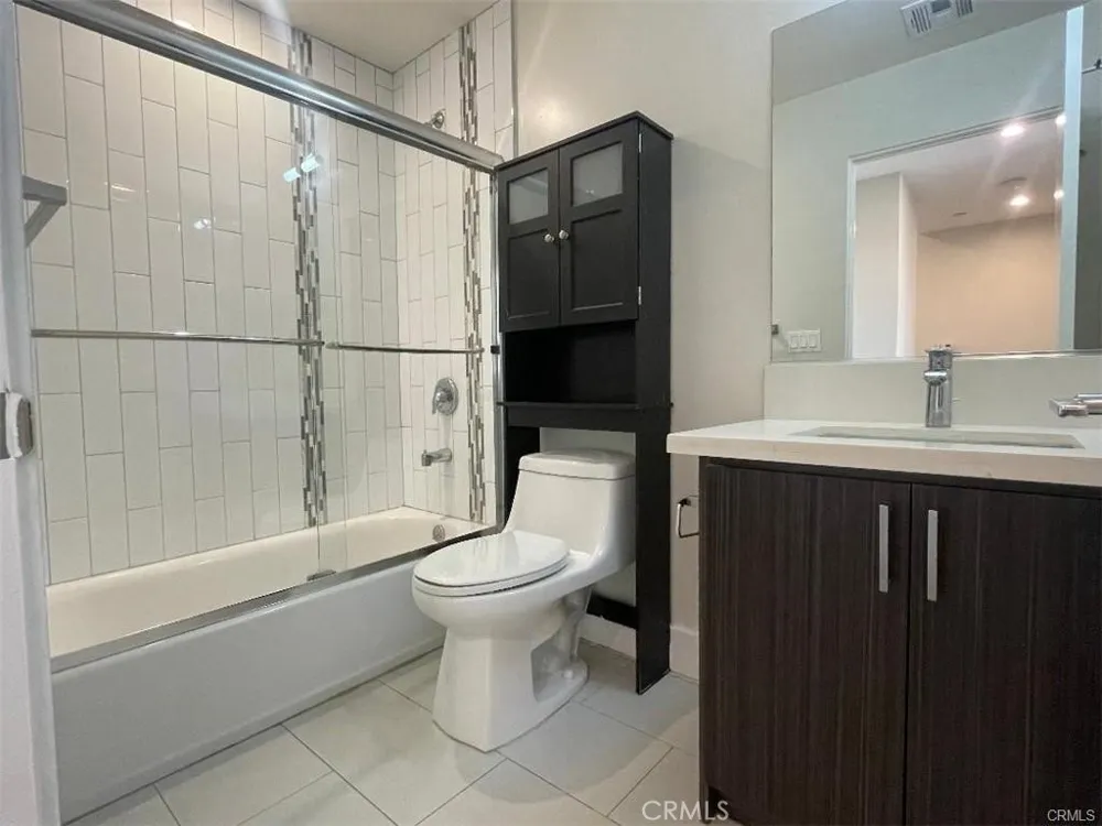 6445 Woodley Avenue #204 Lake Balboa, CA 91406