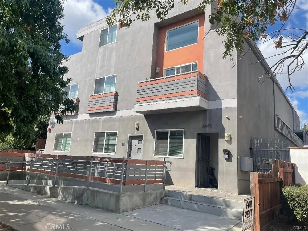 6445 Woodley Avenue #204 Lake Balboa, CA 91406