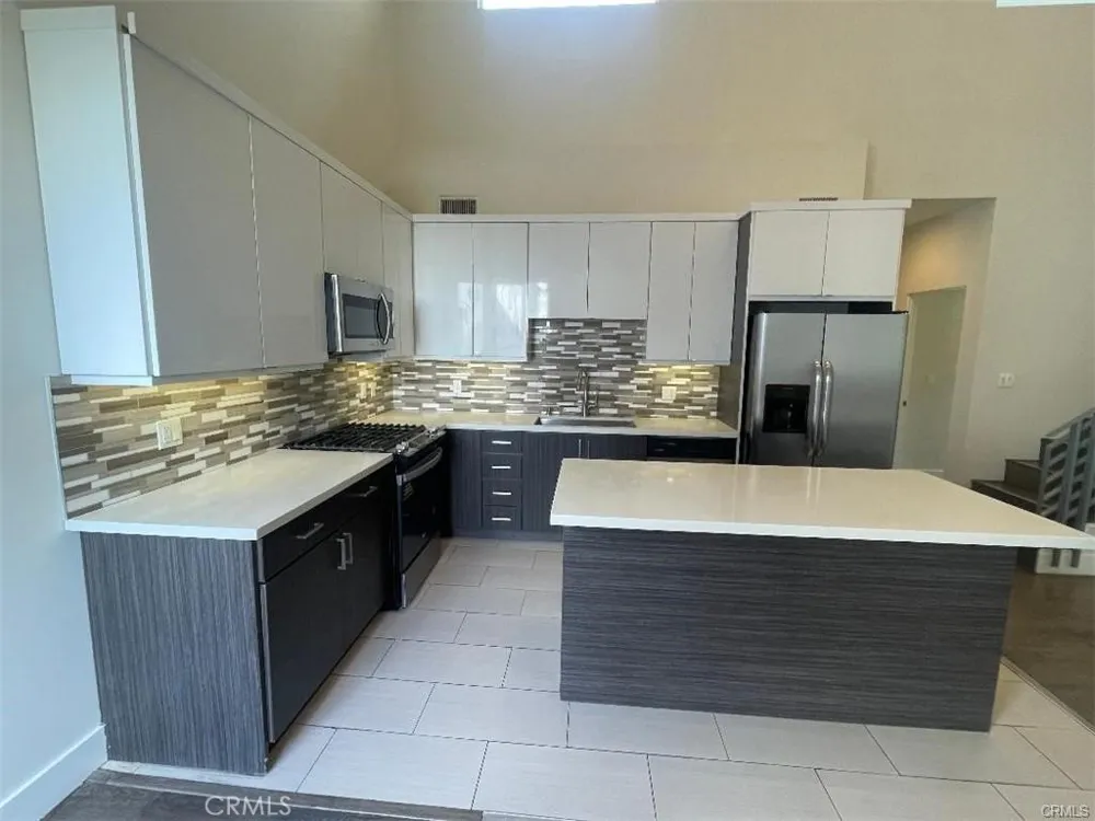 6445 Woodley Avenue #204 Lake Balboa, CA 91406