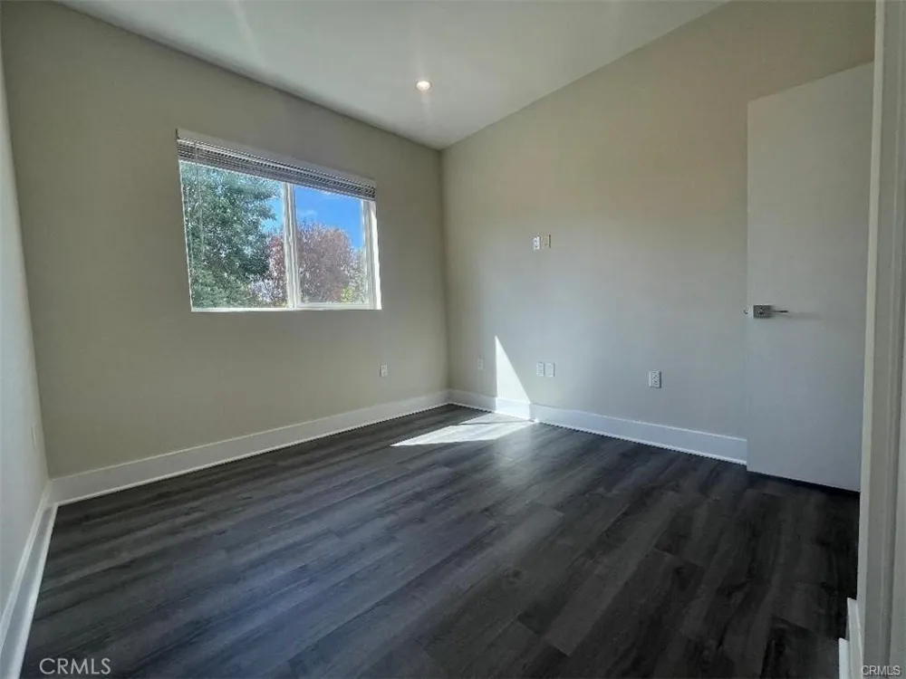 6445 Woodley Avenue #204 Lake Balboa, CA 91406