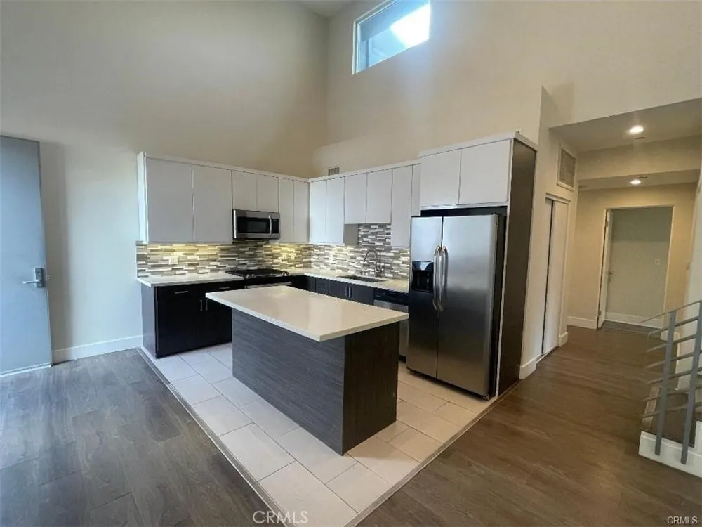 6445 Woodley Avenue #204 Lake Balboa, CA 91406