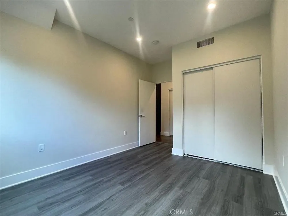 6445 Woodley Avenue #204 Lake Balboa, CA 91406