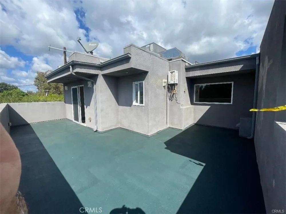 6445 Woodley Avenue #204 Lake Balboa, CA 91406
