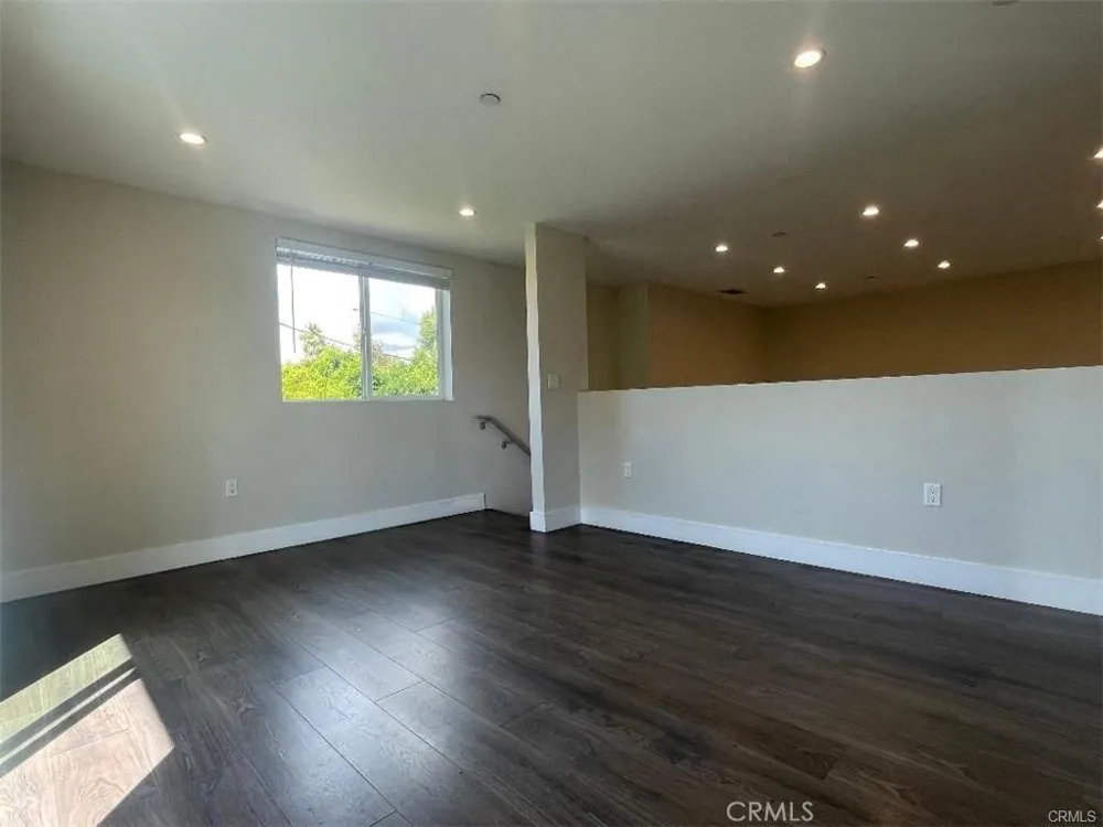 6445 Woodley Avenue #204 Lake Balboa, CA 91406
