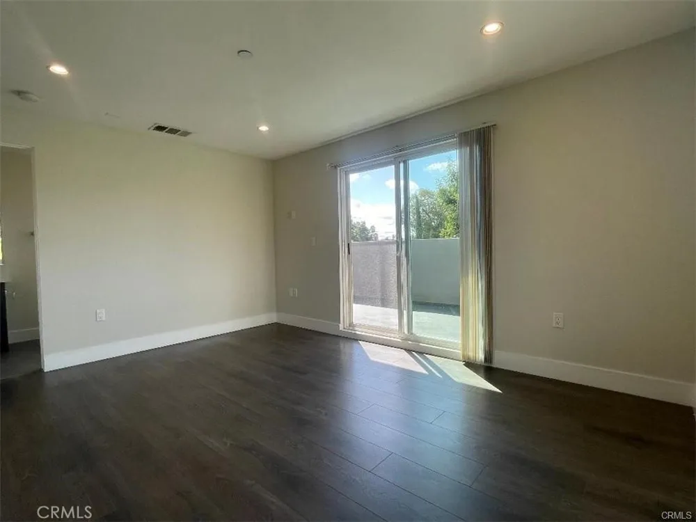 6445 Woodley Avenue #204 Lake Balboa, CA 91406