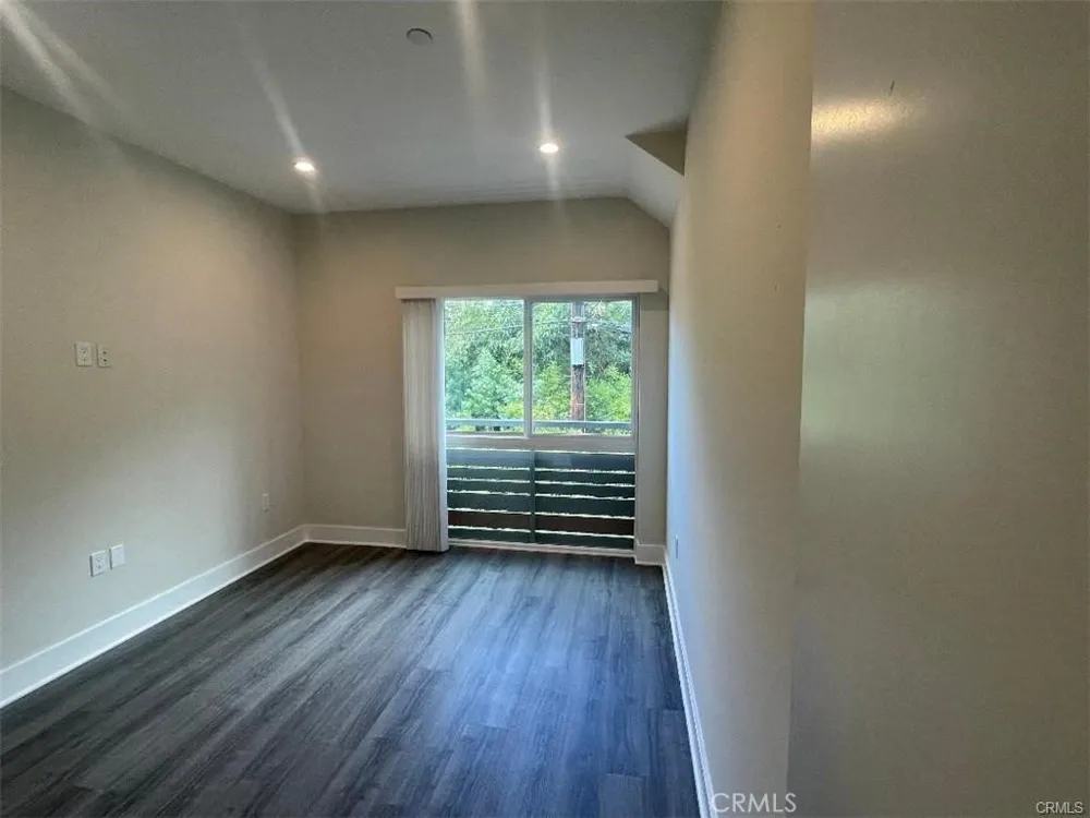 6445 Woodley Avenue #204 Lake Balboa, CA 91406