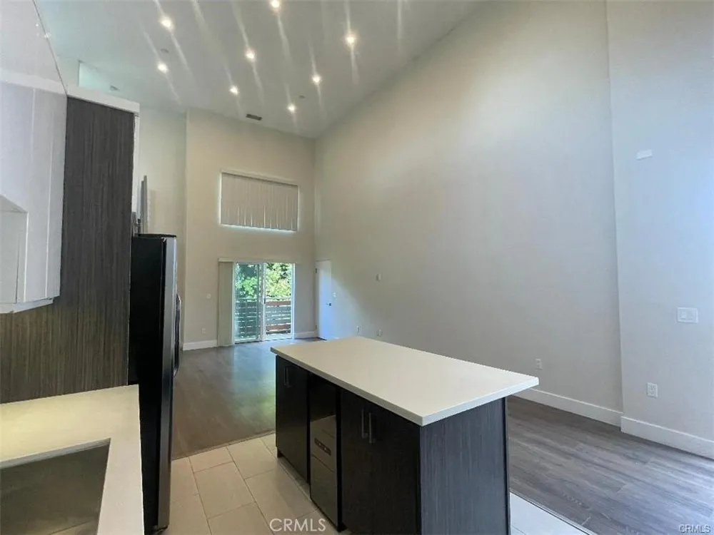 6445 Woodley Avenue #204 Lake Balboa, CA 91406