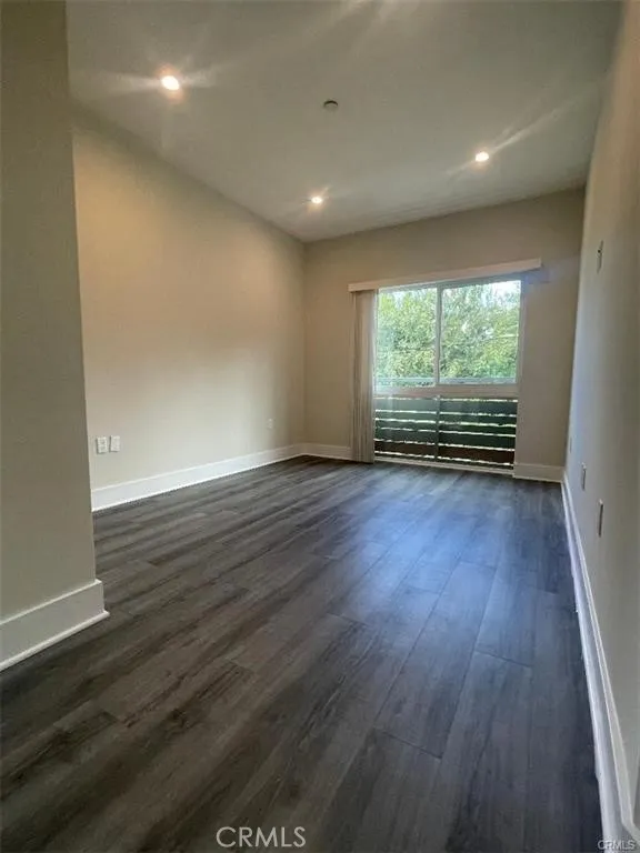 6445 Woodley Avenue #204 Lake Balboa, CA 91406