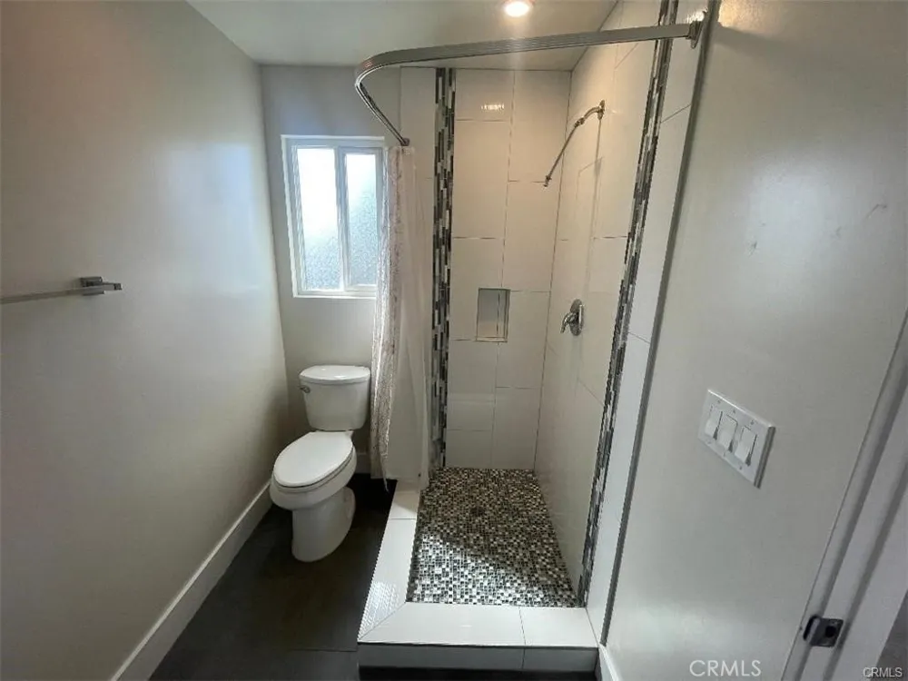 6445 Woodley Avenue #204 Lake Balboa, CA 91406