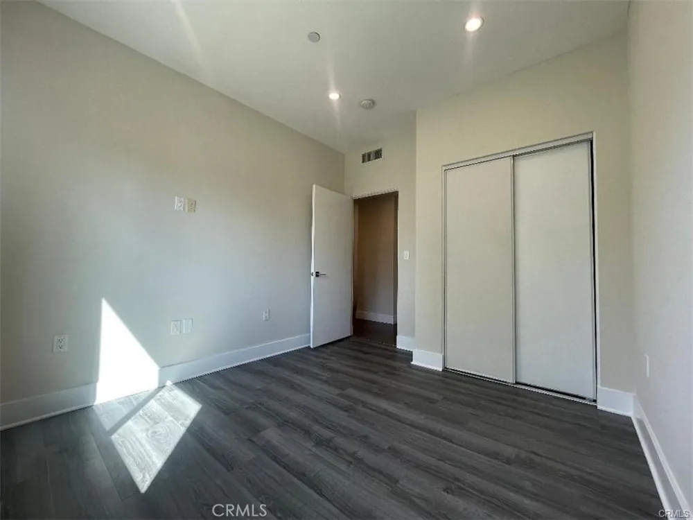 6445 Woodley Avenue #204 Lake Balboa, CA 91406