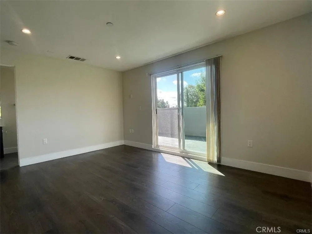 6445 Woodley Avenue #204 Lake Balboa, CA 91406