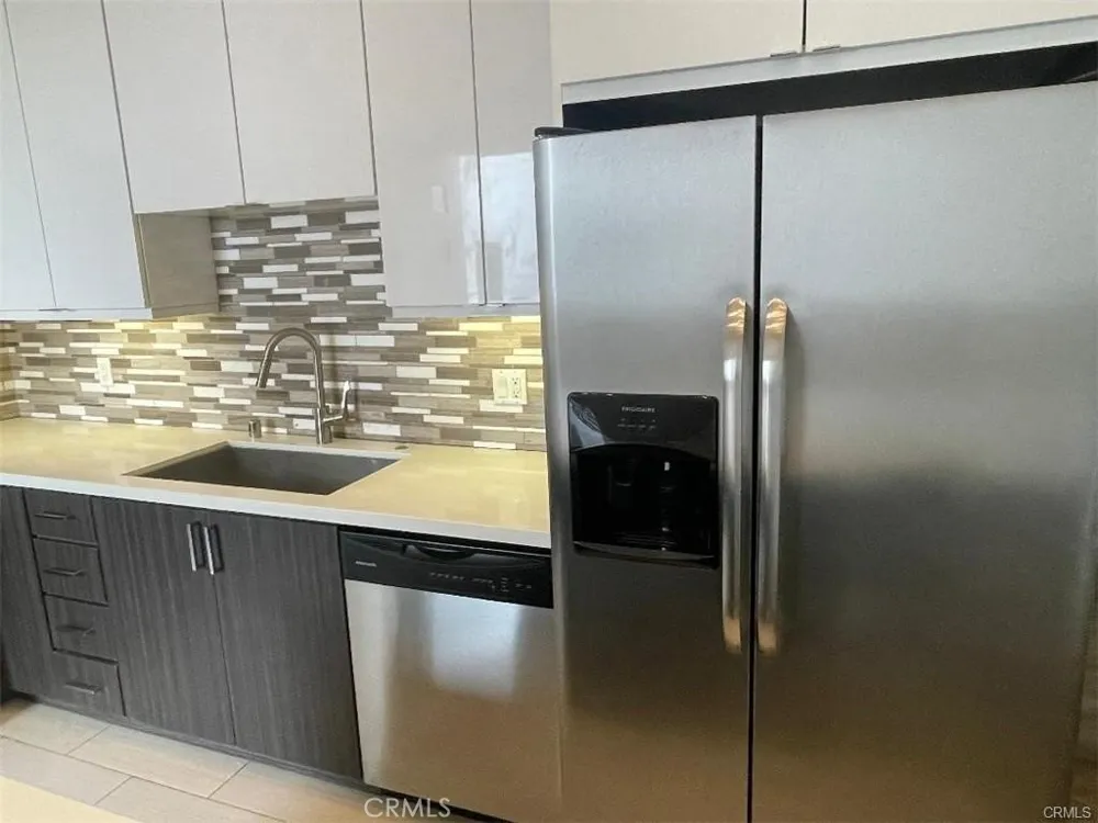 6445 Woodley Avenue #204 Lake Balboa, CA 91406