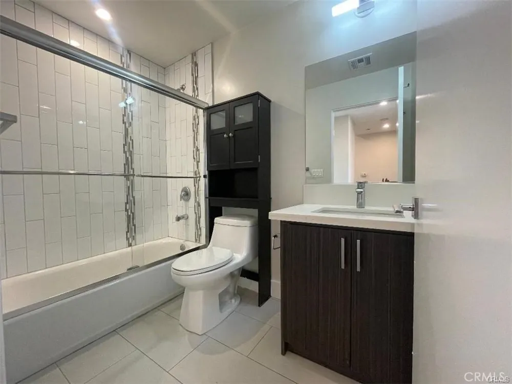 6445 Woodley Avenue #204 Lake Balboa, CA 91406