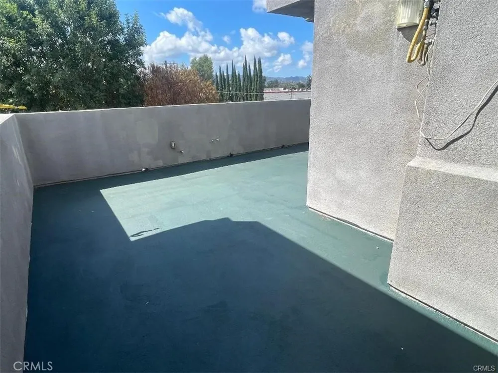 6445 Woodley Avenue #204 Lake Balboa, CA 91406
