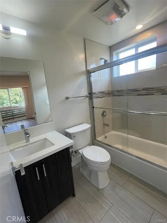 6445 Woodley Avenue #204 Lake Balboa, CA 91406