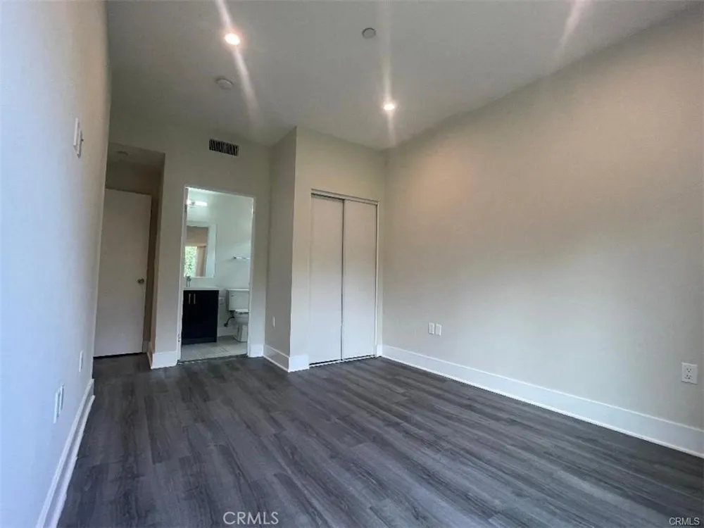 6445 Woodley Avenue #204 Lake Balboa, CA 91406