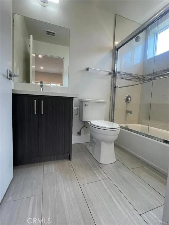 6445 Woodley Avenue #204 Lake Balboa, CA 91406
