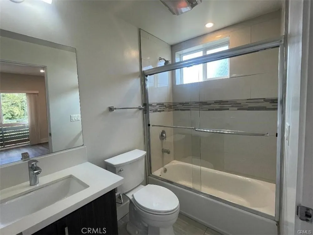 6445 Woodley Avenue #204 Lake Balboa, CA 91406