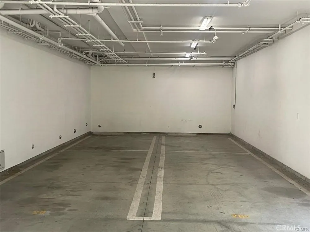 6445 Woodley Avenue #204 Lake Balboa, CA 91406