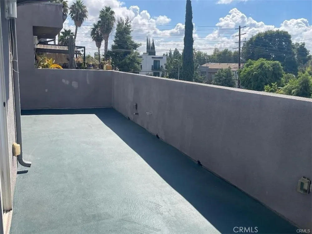 6445 Woodley Avenue #204 Lake Balboa, CA 91406
