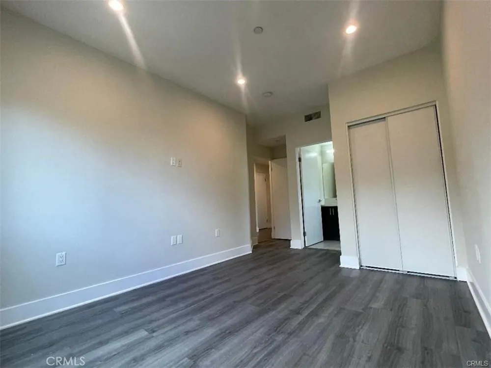 6445 Woodley Avenue #204 Lake Balboa, CA 91406