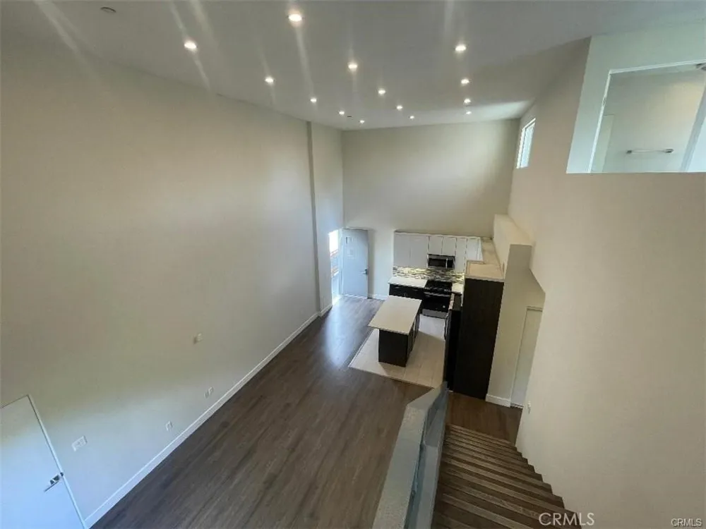6445 Woodley Avenue #204 Lake Balboa, CA 91406