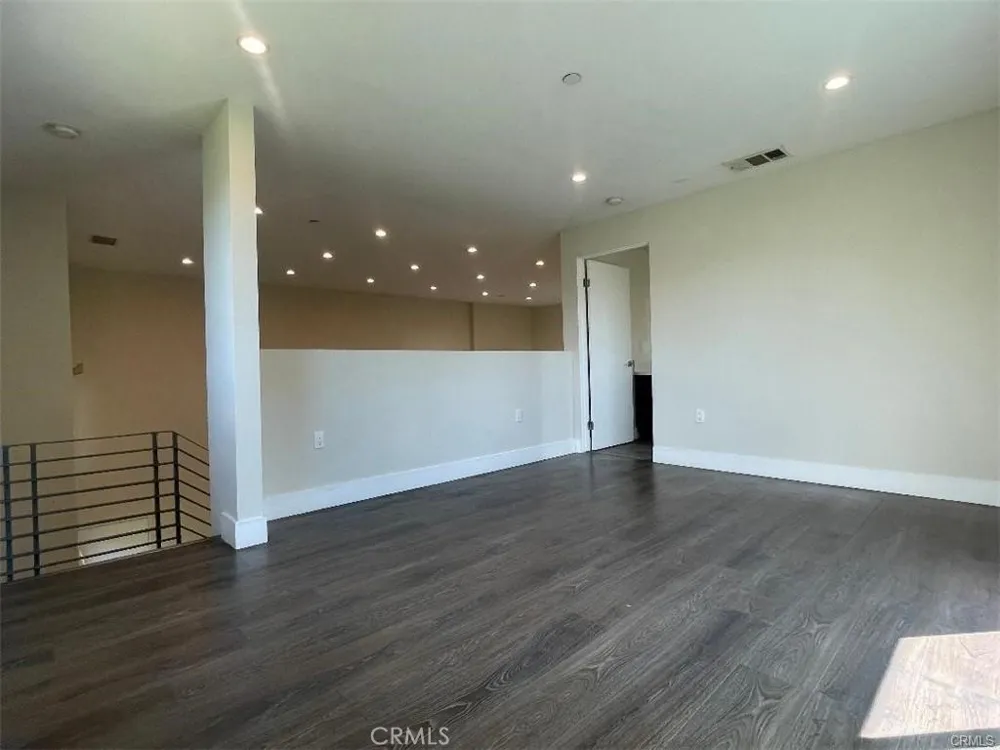 6445 Woodley Avenue #204 Lake Balboa, CA 91406