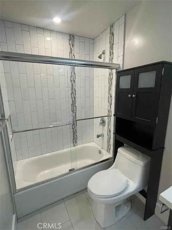 6445 Woodley Avenue #204 Lake Balboa, CA 91406