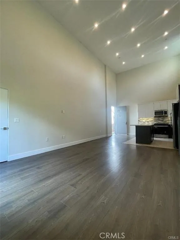 6445 Woodley Avenue #204 Lake Balboa, CA 91406