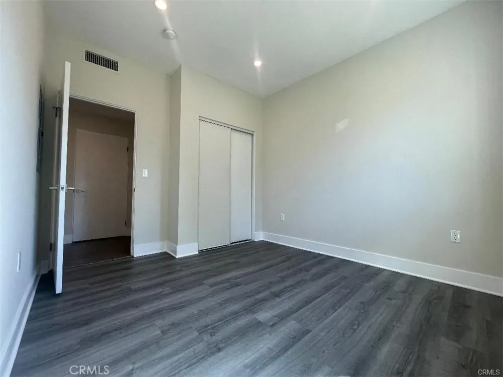 6445 Woodley Avenue #204 Lake Balboa, CA 91406